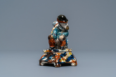 Un groupe en fa&iuml;ence de Delft polychrome figurant un couple sur un pot de chambre, 18&egrave;me