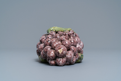 Une bo&icirc;te couverte en forme d'une grappe de raisins en fa&iuml;ence de Delft polychrome, 18&egrave;me