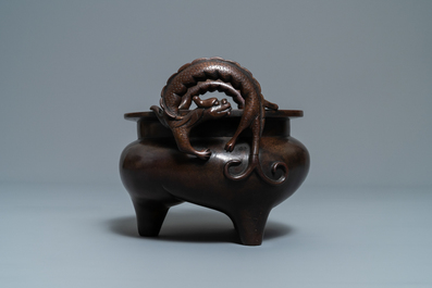 Een Chinese bronzen wierookbrander met chilong-handgrepen, 17/18e eeuw
