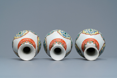 Drie Chinese famille verte flesvormige vazen, Kangxi