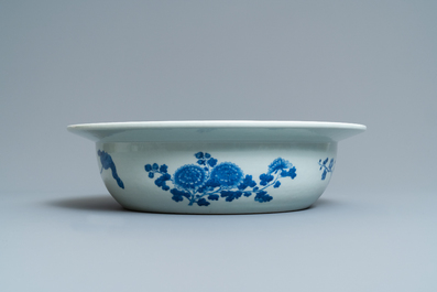 Een Chinees blauw-wit bassin met floraal decor, 19e eeuw