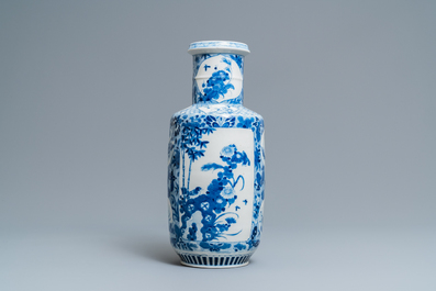 Een Chinese blauw-witte rouleau vaas met floraal decor en antiquiteiten, 19e eeuw