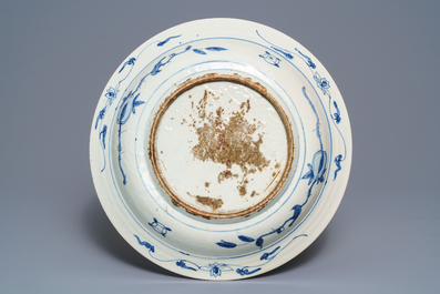 Een Chinese blauw-witte Swatow schotel met inscriptie, Ming