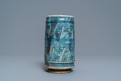 Un vase de forme cylindrique en c&eacute;ramique islamique en bleu et blanc, Syrie ou Iran, 19&egrave;me