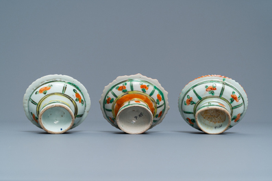 Une th&eacute;i&egrave;re et un bol couvert en porcelaine de Chine famille rose et trois coupes Bencharong, 19&egrave;me