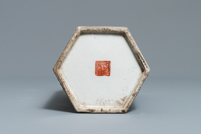Een hexagonale Chinese qianjiang cai hoedensteun met een landschap, 19/20e eeuw