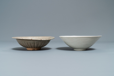 Twee Chinese kommen met celadon- en qingbai-glazuur, Song en Yuan