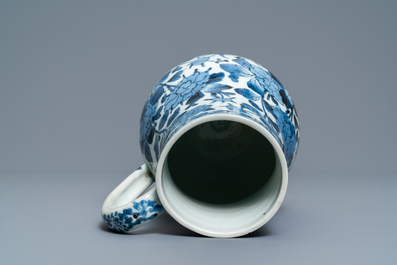 A Japanese blue and white Arita mug with floral design, Edo, 17/18th C.