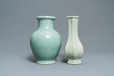 Twee Chinese monochrome celadon vazen, 19/20e eeuw