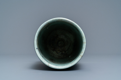 Un vase de forme cylindrique en c&eacute;ramique islamique en bleu et blanc, Syrie ou Iran, 19&egrave;me