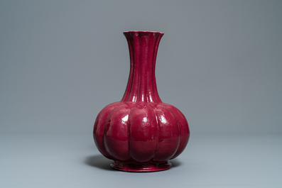 Un vase en porcelaine de Chine rouge de rubis monochrome, marque de Qianlong, 19&egrave;me