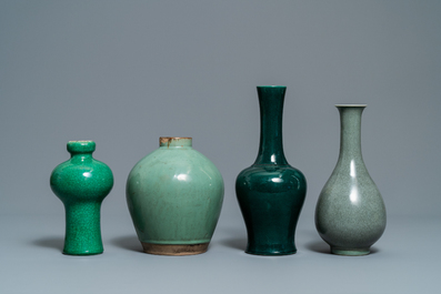 Zeven stukken Chinees monochroom groen en turquoise porselein, 19/20e eeuw