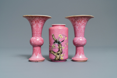Zeven stukken Chinees monochroom roze en leverrood porselein, Kangxi en later