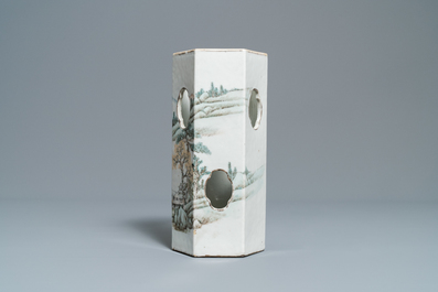 Un porte-chapeau en porcelaine de Chine qianjiang cai &agrave; d&eacute;cor d'un paysage, 19/20&egrave;me