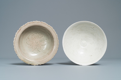 Twee Chinese kommen met celadon- en qingbai-glazuur, Song en Yuan