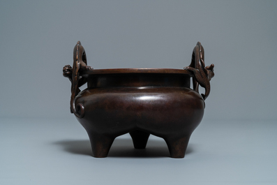Un br&ucirc;le-parfum tripod en bronze aux anses en forme de chilong, marque en creux, Chine, 17/18&egrave;me