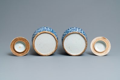 Deux paires de vases couverts en porcelaine de Chine en bleu et blanc, 19/20&egrave;me