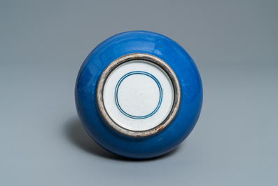 Cinq pi&egrave;ces en porcelaine de Chine bleu monochrome, 19/20&egrave;me