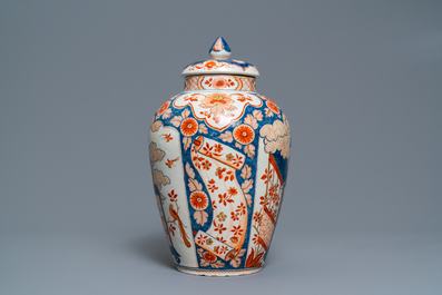 A Dutch Delft dor&eacute; Imari-style chinoiserie vase and cover, 1st quarter 18th C.