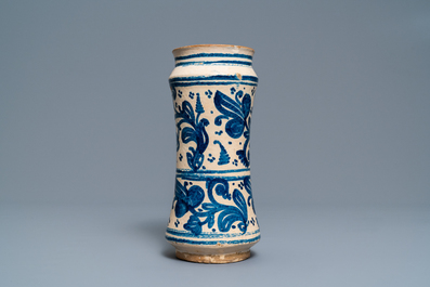 Een Mexicaanse blauw-witte albarello, Talavera Poblana, ca. 1700