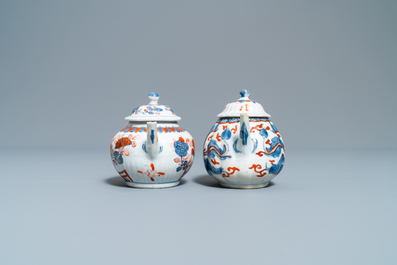 Quatre th&eacute;i&egrave;res couvertes en porcelaine de Chine de style Imari, Kangxi