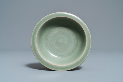 Drie Chinese Longquan celadon schotels, Song en Ming