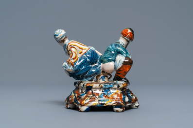 Un groupe en fa&iuml;ence de Delft polychrome figurant un couple sur un pot de chambre, 18&egrave;me