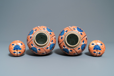 Deux paires de vases en porcelaine de Chine &agrave; fond corail et un vase &agrave; &eacute;mail flamb&eacute;, 19/20&egrave;me