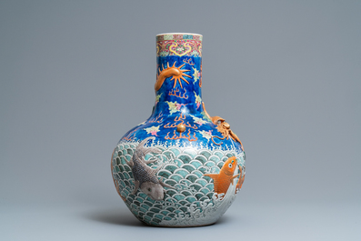 Un grand vase de forme tianqiu ping &agrave; d&eacute;cor en relief en porcelaine de Chine famille rose, marque de Kangxi, 19&egrave;me