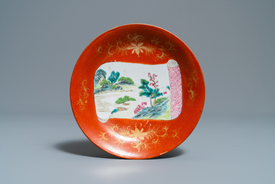 Quatre plats en porcelaine de Chine famille rose &agrave; fond rouge de corail, marques de Qianlong, 19&egrave;me