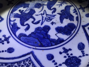 Een Chinese blauw-witte schotel met kraanvogels, 'fu gui jia qi' mark, Jiajing