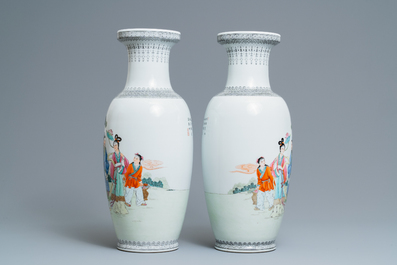 Deux paires de vases en porcelaine de Chine famille rose, marques de Qianlong, R&eacute;publique