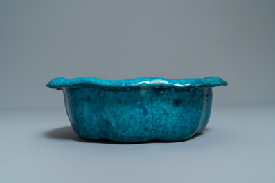 Un lave-pinceaux en porcelaine de Chine turquoise monochrome en forme de feuille de lotus, 18/19&egrave;me