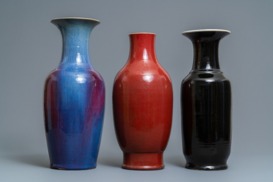 Trois vases en porcelaine de Chine monochrome, 19&egrave;me
