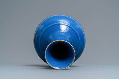 Un vase de forme bouteille en porcelaine de Chine bleu poudr&eacute; monochrome, marque et &eacute;poque de Guangxu