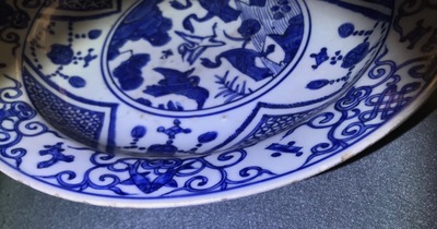 Un plat en porcelaine de Chine bleu et blanc &agrave; d&eacute;cor de grues, marque de 'fu gui jia qi', Jiajing