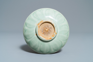 Drie Chinese Longquan celadon schotels, Song en Ming