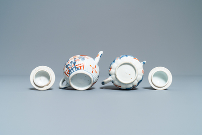 Quatre th&eacute;i&egrave;res couvertes en porcelaine de Chine de style Imari, Kangxi