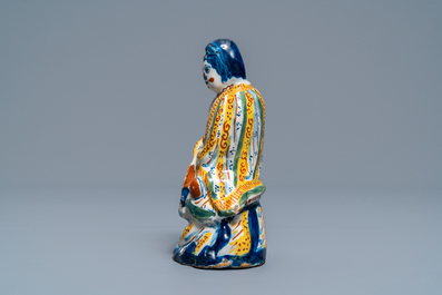 Een polychrome Delftse chinoiserie figuur van de Chinese godin Guanyin, 1e kwart 18e eeuw