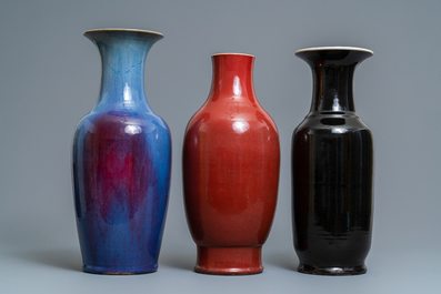 Trois vases en porcelaine de Chine monochrome, 19&egrave;me