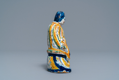 Une figure de la d&eacute;esse chinoise Guanyin en fa&iuml;ence de Delft polychrome, 1er quart du 18&egrave;me