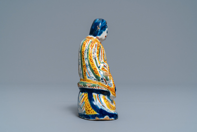 Een polychrome Delftse chinoiserie figuur van de Chinese godin Guanyin, 1e kwart 18e eeuw