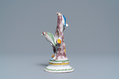 Un groupe en fa&iuml;ence polychrome de Bruxelles figurant deux oiseaux sur un arbre, 18&egrave;me