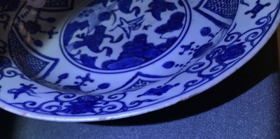 Un plat en porcelaine de Chine bleu et blanc &agrave; d&eacute;cor de grues, marque de 'fu gui jia qi', Jiajing
