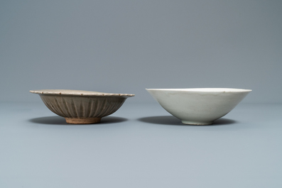 Deux bols en porcelaine de Chine c&eacute;ladon et qingbai, Song et Yuan