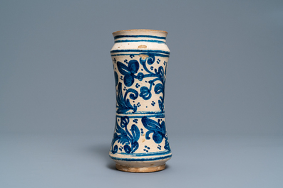 Een Mexicaanse blauw-witte albarello, Talavera Poblana, ca. 1700