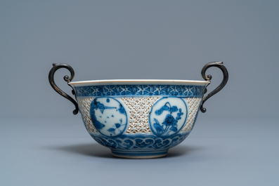 Een Chinese blauw-witte ajour kom met zilveren montuur, Transitie periode