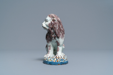 Een polychroom Brussels of Rijsels aardewerken model van een leeuw, eind 18e eeuw
