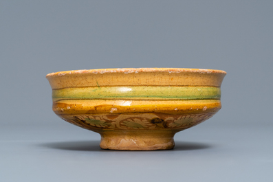 Un tazza en terre cuite 'sgraffiato' &agrave; d&eacute;cor d'une buste de femme, Italie, prob. Ferrara, 15/16&egrave;me