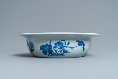 Een Chinees blauw-wit bassin met floraal decor, 19e eeuw